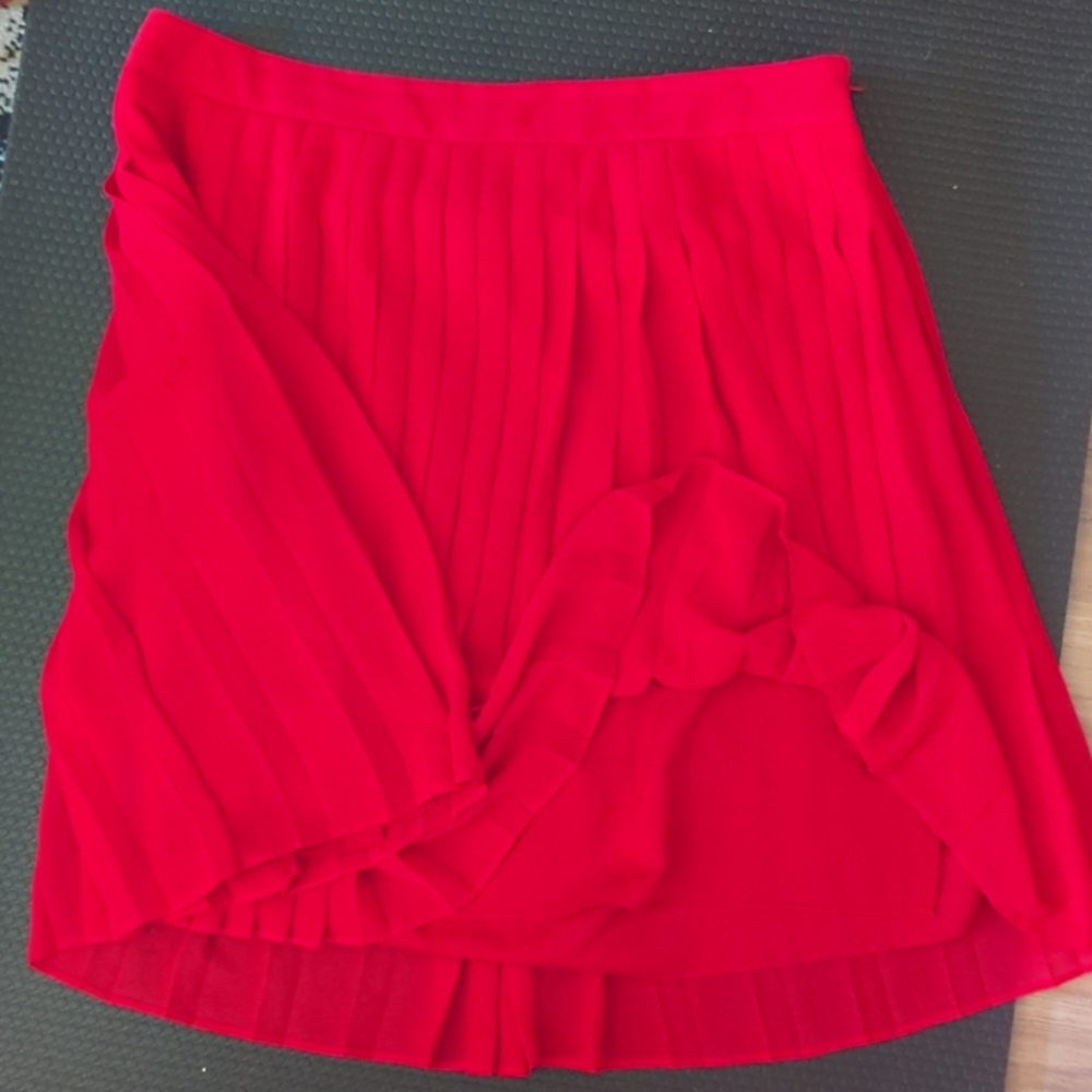 Pleated above knee skirt